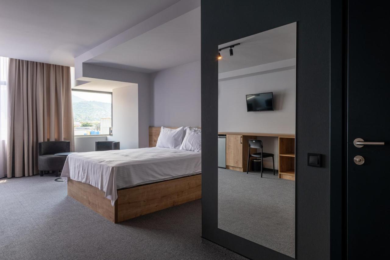 Bet25 Hotel Batumi Esterno foto